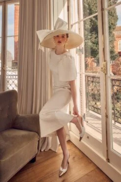 The Audrey Bow Large Brim Sustainable Hat Cream X Ruth Ravenscroft -Lady Style Wear AnnabelLongIvoryTweedModel1 ProductPageWebSize