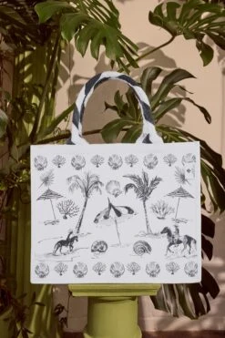 Bahamas Canvas Tote Bag X Susannah Garrod -Lady Style Wear BahamasToteModelWEB 61586418 ab55 49b9 aa89 cb20f5c893ad