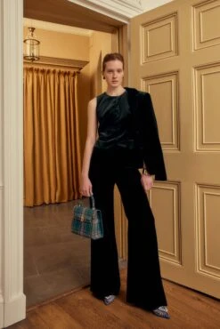 Taylor 25 Waistcoat Olive Velvet 8 Taylor 25 Waistcoat Olive Velvet -Lady Style Wear Brooklyn Suit Olive Velvet model 2 Product Page Web Size b4bfdd5d d43e 4be3 b476 7418ea039906 3