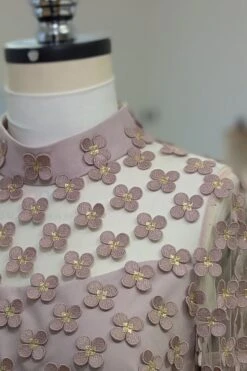 Keres Dress Dusty Rose Appliqué Daisy Lace -Lady Style Wear KeresminkcloseupWEB